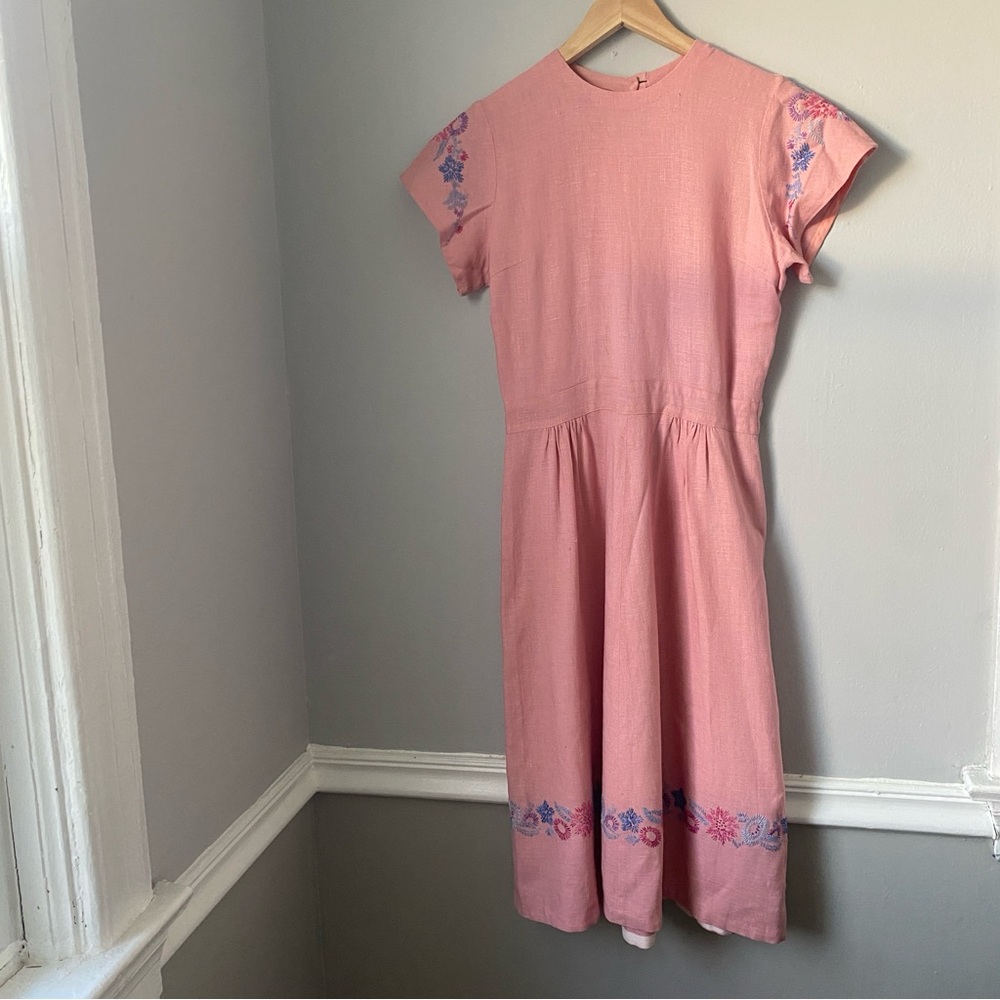 Vintage 50s pink linen short sleeve dress floral flower embroidery detail XS S
